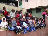 En febrero 2012 entregamos un par de botas a todos los ni&ntilde;os mas chiquitos de Esperanza gracias a la donaci&oacute;n de Jurjen y Kitty