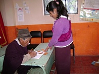Los adolescentes de Esperanza ense&ntilde;an a leer y escribir a los ancianos analfabetas