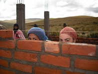 Las paredes de la cocina de Toropamba en plena construcci&oacute;n