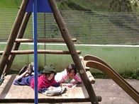 En el &aacute;rea de juego de Esperanza los ni&ntilde;os a parte de divertirse, hacen sus tareas