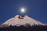 El volc&aacute;n Cotopaxi, cuyo nombre significa &ldquo;cuello de luna&rdquo; (y en esta foto se entiende el porqu&eacute;) es uno de los volcanes activos m&aacute;s altos del mundo (5.897 metros)