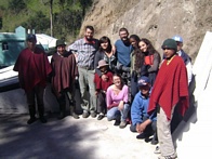 Grupo de voluntarios y habitantes de Cagr&iacute;n Buena F&eacute;