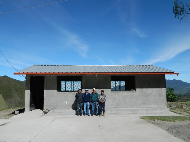 Bau eines Klassenzimmers in Chisaló, Cotopaxi