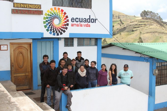 Studenten der Universitaet Quito haben die Arbeiten am Biofilter abgeschlossen