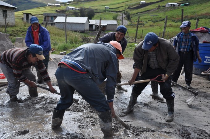 Construcción de una tribuna en la escuela  de Cagrin Chacabamba