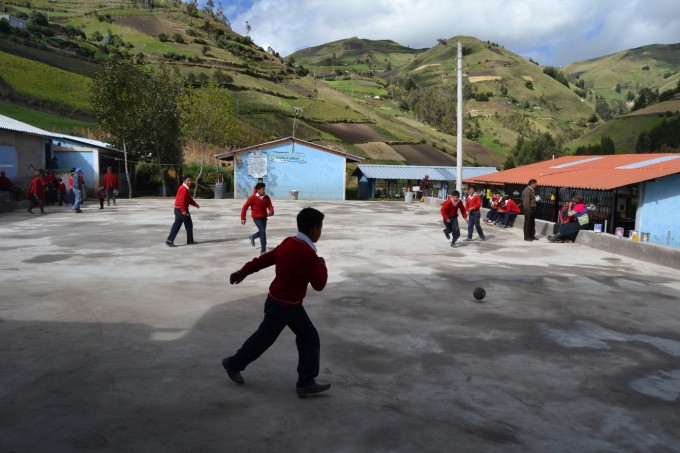 New futbool court for Columbe Grande'school