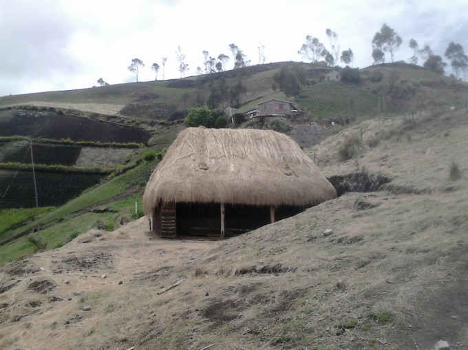 The first "choza" in La Esperanza has been built