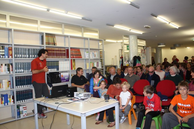 Encuentro con Ayuda Directa en la Biblioteca de Bormio