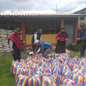 Übergabe von Lebensmitteln an die Familien von La Esperanza