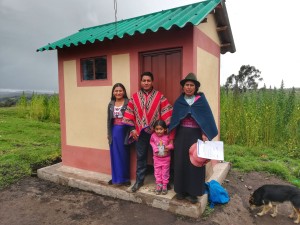 Nuovi bagni per le famiglie di Quishuar Maria Elena
