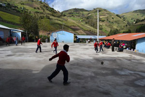 Neuer Sportplatz für die Schule von Columbe Grande