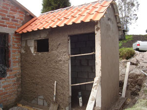 Bau der Toilettenhäuschen in Cochaloma