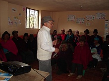 Tierartzt Dr. Raul mit den Bewohnern von Esperanza