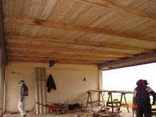 Ein Dach aus Holz, um den Raum wärmer zu halten