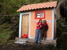 Colocando las ventanas en el baño familiar de la Esperanza