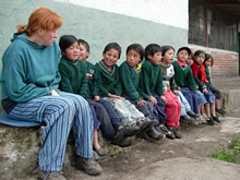 Lorena organiza a los niños para el examen antiparasitario