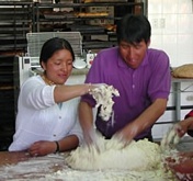 María y Francisco amasando