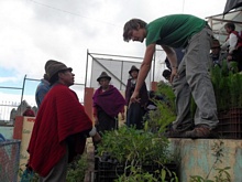 Roberto distribuisce la piante agli abitanti di Esperanza