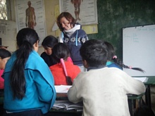 Maddalena  en el taller con los niños