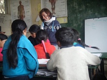 Maddalena durante il laboratorio con i bambini