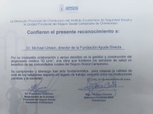 El reconocimiento entregado a Ayuda Directa por la dirección del IESS de Riobamba