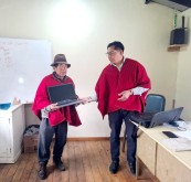 Segundo Pilamunga, Presidente de La Esperanza 2024, entrega la computadora a Manuel Chirau, Presidente entrante 2025