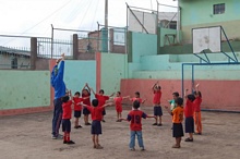 Frieder e i più piccoli impegnati nella ginnastica