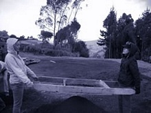 Preparando la tierra para los ladrillos de adobe sin cemento