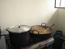 Una olla con colada de mashua y la otra con el preparado de pollo y verduras