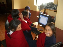 Die kleinen Bewohner von La Esperanza am Computer