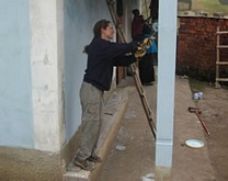 Ceci pintando la iglesia