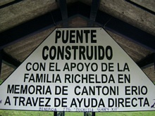 La placa al ingreso del puente
