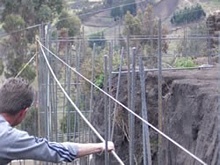 Corrado prüft die Eisenkonstruktion als Tragwerk für die Mauer