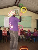 Zum ersten Mal in ihrem Leben sehen die Kinder sehen mit Erstaunen einen Clown