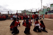 Los niños de Gahuijón Bajo actuando.