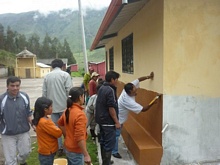 Todos juntos pintando las paredes