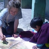 Die Kinder erarbeiten eine Karte der Region (Esperanza, Cochaloma, Quishuar)