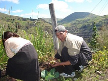 Juan Manuel, el profesor del wawa wasi junto a Magdalena 