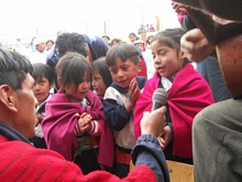 Die Kindergartenkinder singen ein Weihnachtslied