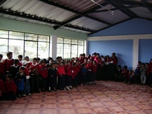 Monentos de la cerimonia de entrega del aula