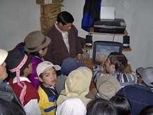 Un momento della consegna di un computer in una scuola