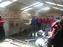 Los chicps de colegio de Lirio recibiendo indicaciones del Dr. Romàn