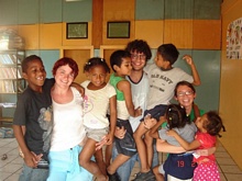 Bárbara, Carlo y Carla junto a los niños de la fundación Kairós en la Isla Trinitaria