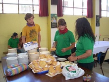 Se prepara un refrigerio para los niños que iban a realizar los números de baile