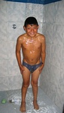 Daniel inaugura le nuove docce della scuola di Quishuar