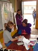 Anja revisando la historia clínica de los pacientes