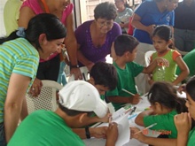 Charito y los niños participantes del taller &quot;Quien soy&quot;