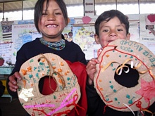 Aída y Luis Alfredo muestran sonrientes su propio trabajo