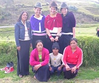 Kathi, Selene e Dalila vestidas con los trajes tradicionales en Lupaxi Bajo
