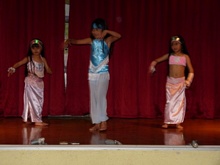 Las niñas más pequeñas de la escuela de danza Laila Dancers en un baile arabe